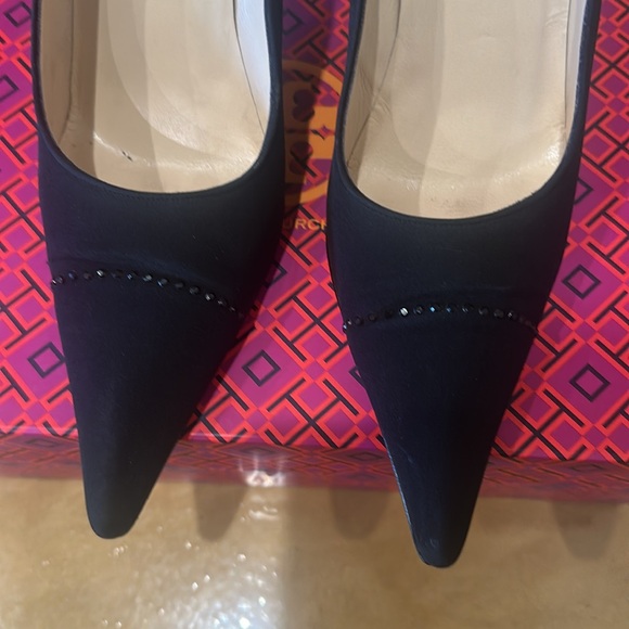 CHANEL Black Pointed Toe Heels. Super elegant and comfortable 3.75 inch heel. - Picture 2 of 8